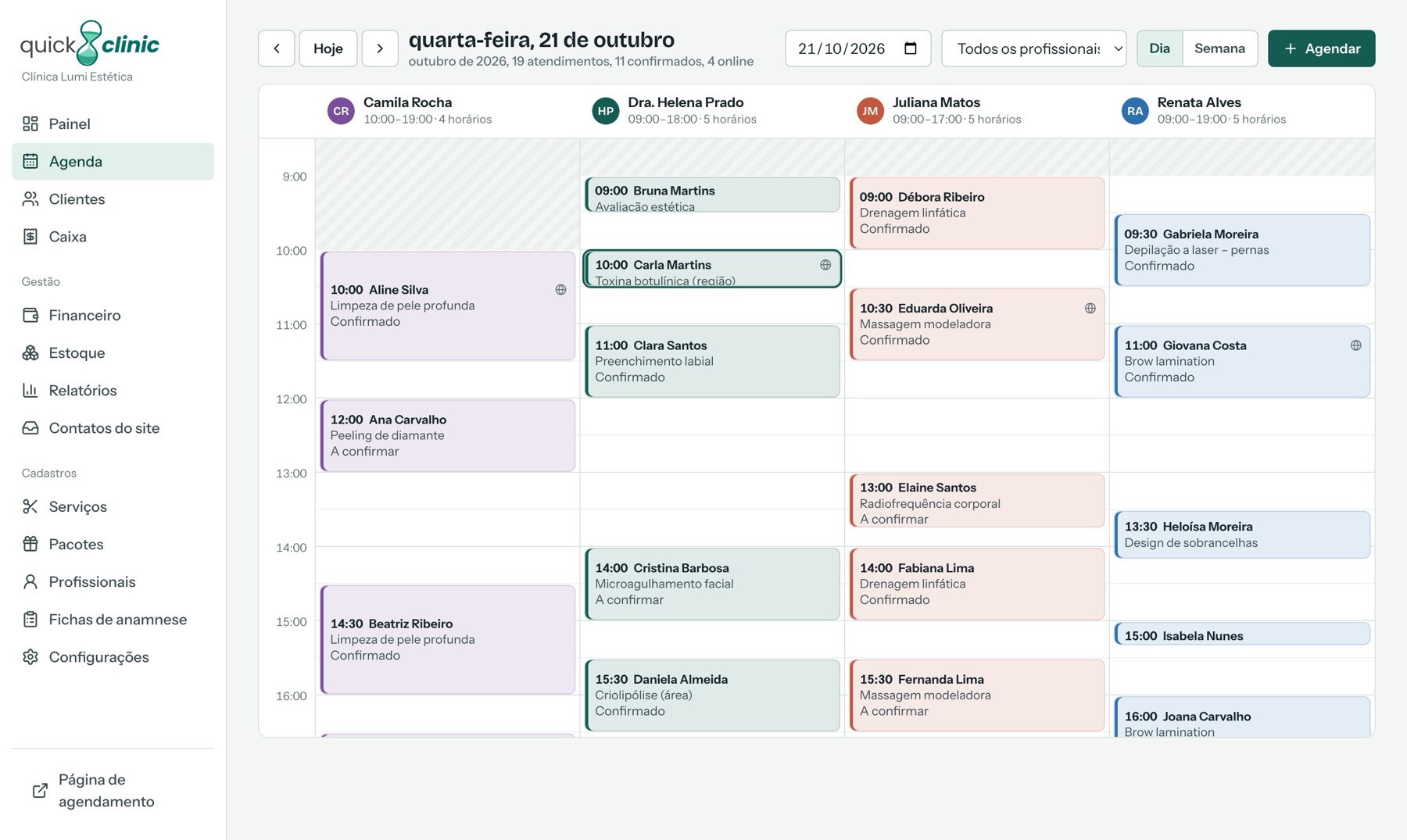 Tela da agenda do QuickClinic com quatro profissionais e os atendimentos do dia
